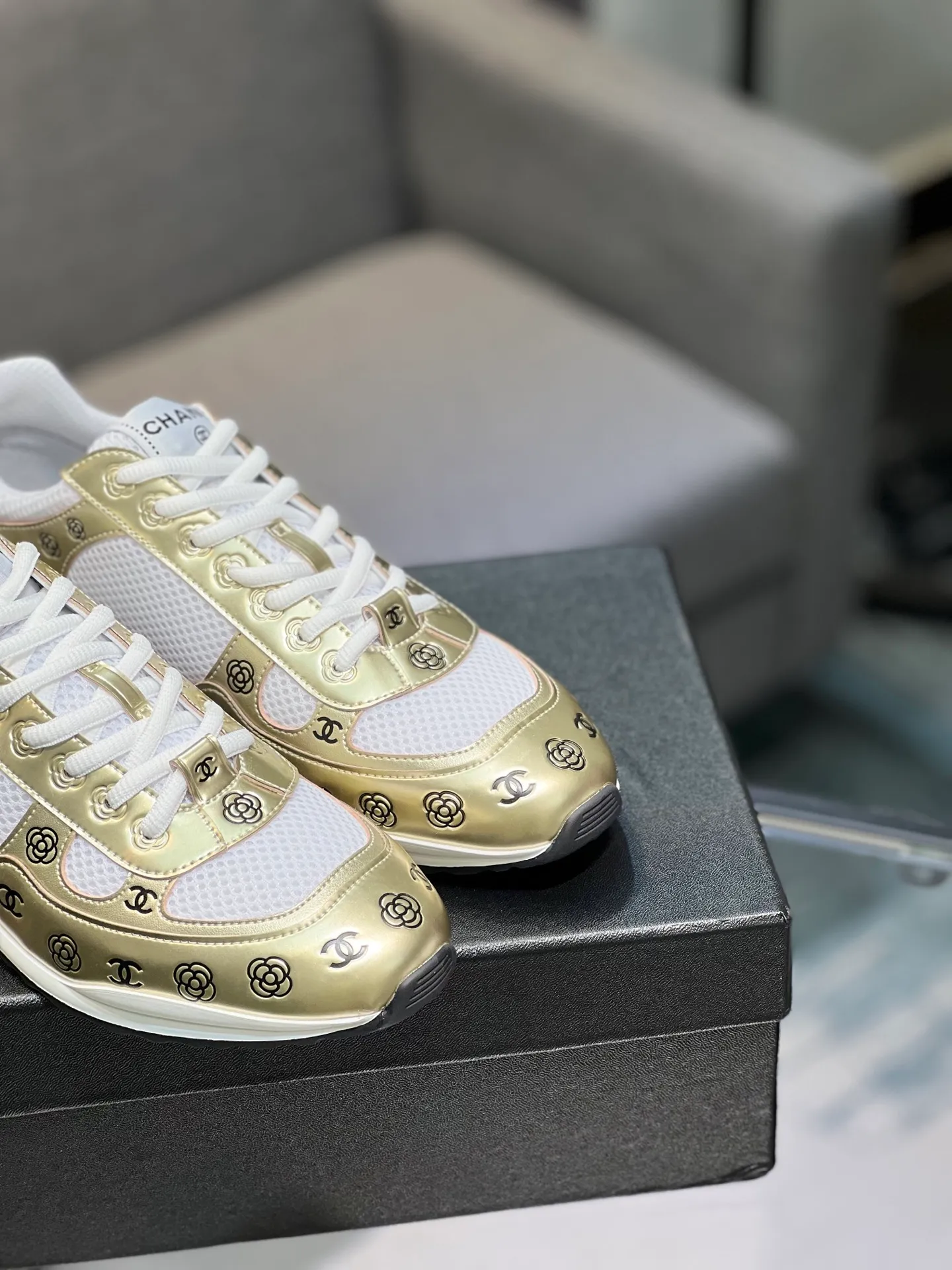 Men's men's shoes 💰640 Exclusive real shot (top version) CHANEL Chanel 2025ss color matching thick-soled casual sports shoes and sneakers. The counter is synchronized. The counter is very popular. A shoe that is very difficult to buy. The most popular thick-soled panda shoes on the Internet. It can be imagined that Xiaoxiang control can't miss it. It has both good looks and comfort. Simple and versatile white shoes. The thick sole increases the height and is super versatile. Close your eyes and wear it. Whoever wears it will look better. Upper: calfskin Lining: imported sheepskin lining Outsole: TPU original outsole Size: 35-44 (customized for women 41 and 40, and 45 for men)